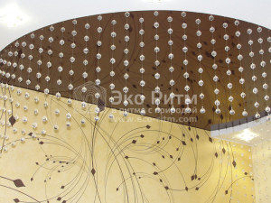 Нити из бусин над кроватью