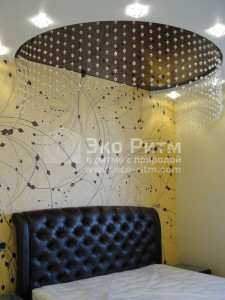 Нити из бусин над кроватью