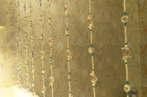 Шторы из бусин кораллов и жемчуга