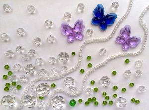 Стеклянные бусины и бабочки